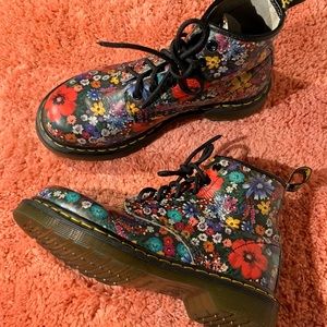 Dr. Martens Wanderlust Floral Boot Sz 6